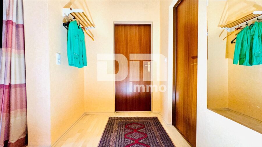 Gepflegtes 1 bis 2 Familienhaus in gesuchter Ortsrandlage mit Panoramablick - OG / DG Flur / Diele